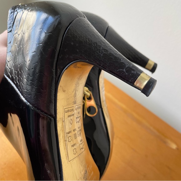 GORGEOUS Ted Baker London patent leather booties with bold gold accents! 38.5 - Picture 2 of 16